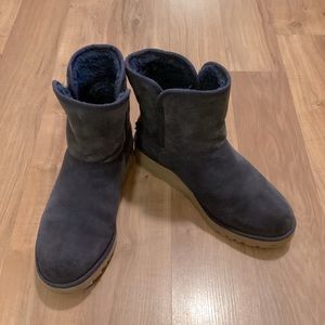 UGG Boot S/N 1012497 ( Size 6) Color Blue